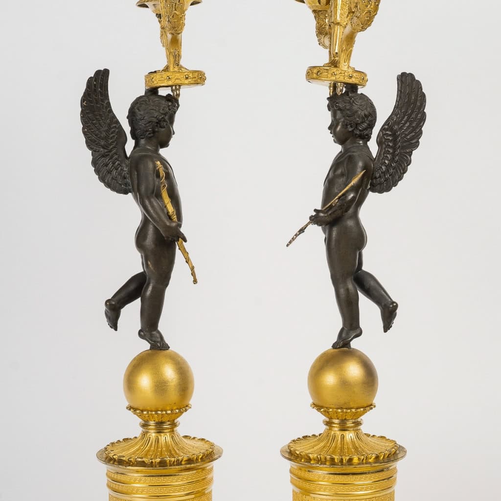 Paire de candélabres d’époque Empire en bronze à décor d’Amours ailés vers 1810-1815 Paire de candélabres d’époque Empire en bronze à décor d’Amours ailés vers 1810-1815