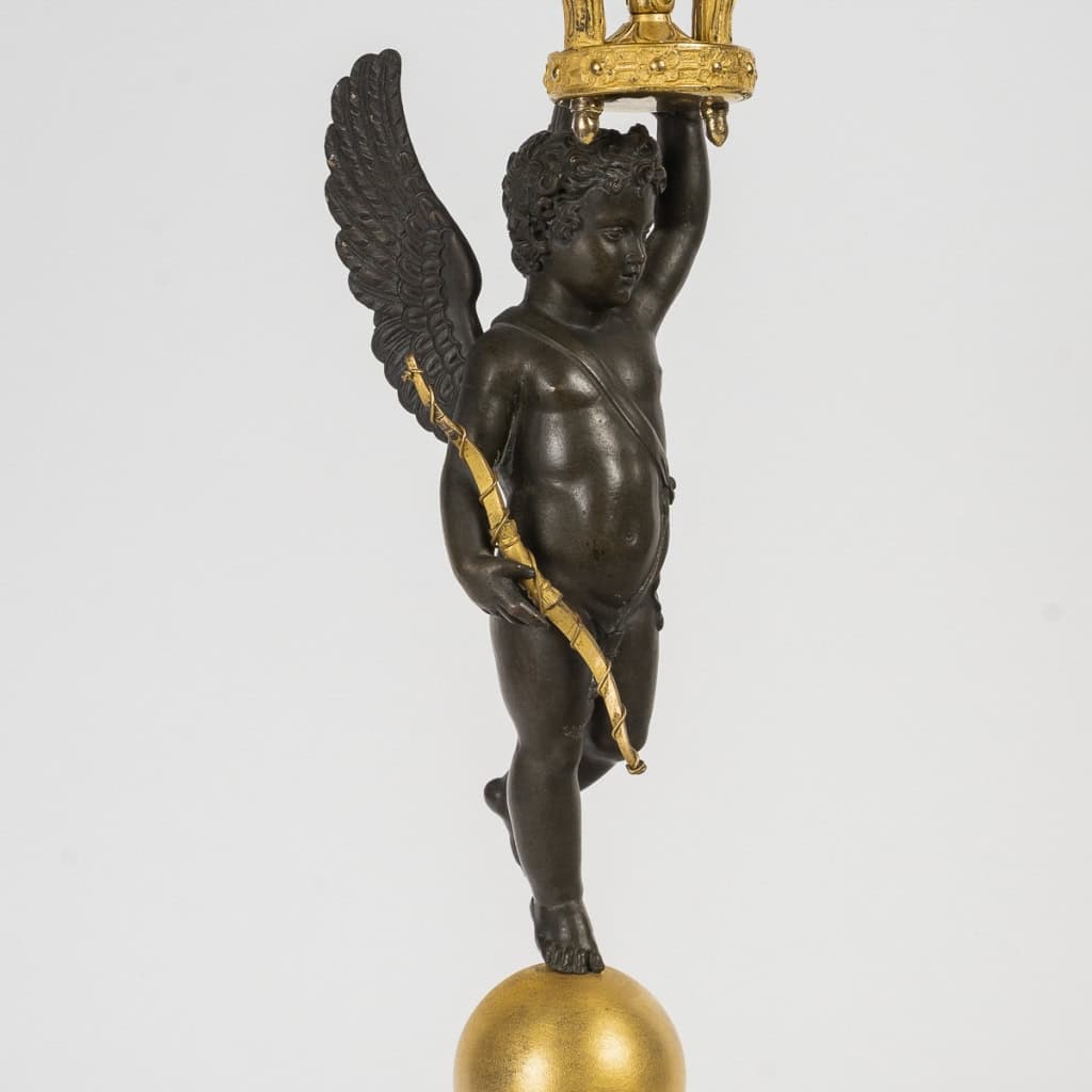 Paire de candélabres d’époque Empire en bronze à décor d’Amours ailés vers 1810-1815 Paire de candélabres d’époque Empire en bronze à décor d’Amours ailés vers 1810-1815