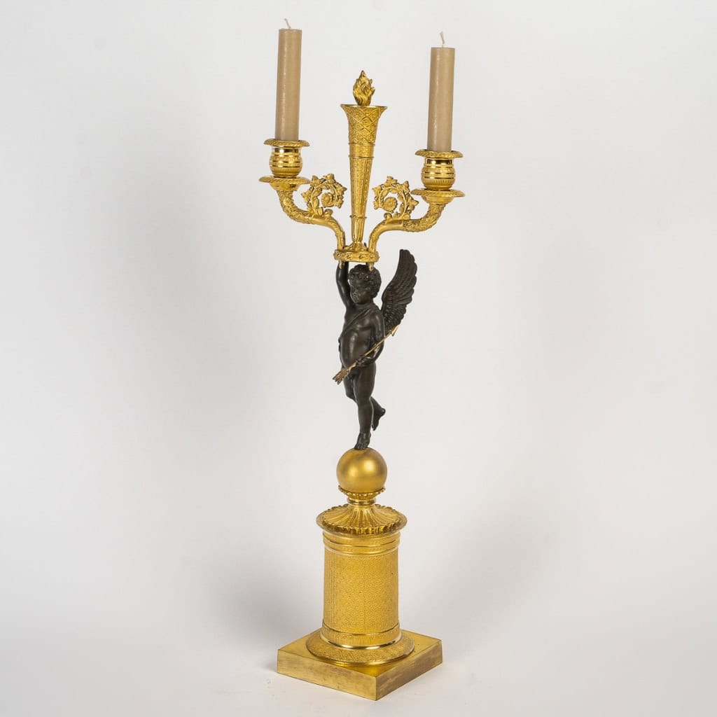 Paire de candélabres d’époque Empire en bronze à décor d’Amours ailés vers 1810-1815 Paire de candélabres d’époque Empire en bronze à décor d’Amours ailés vers 1810-1815