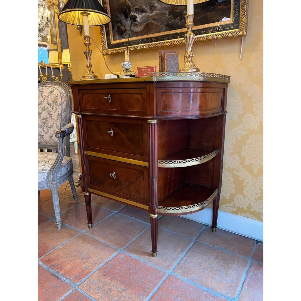 Commode en demi-lune en acajou à dessus de marbre Blanc de Carrare époque Louis XVI vers 1780 Commode en demi-lune en acajou à dessus de marbre Blanc de Carrare époque Louis XVI vers 1780