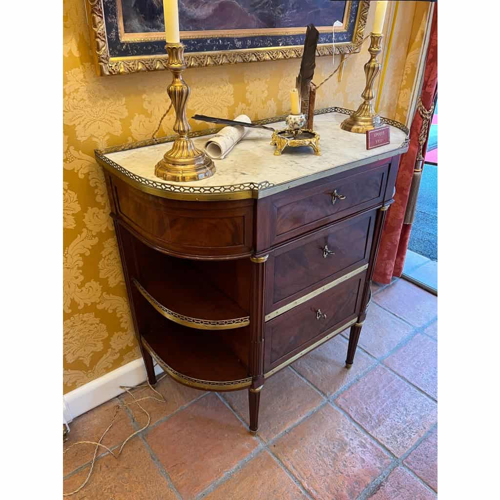 Commode en demi-lune en acajou à dessus de marbre Blanc de Carrare époque Louis XVI vers 1780 Commode en demi-lune en acajou à dessus de marbre Blanc de Carrare époque Louis XVI vers 1780