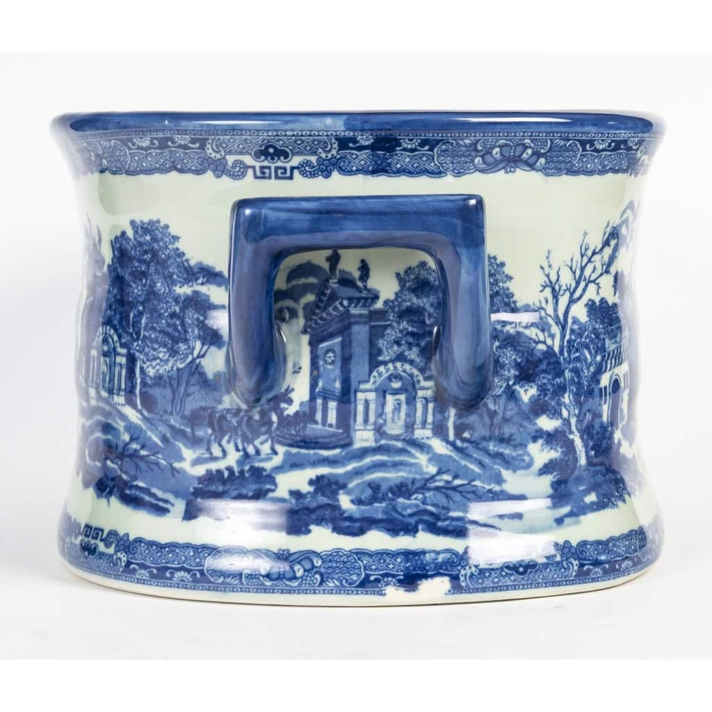 Jardinière en faïence bleue, signée Victoria Ware, XXème siècle. Jardinière en faïence bleue, signée Victoria Ware, XXème siècle.