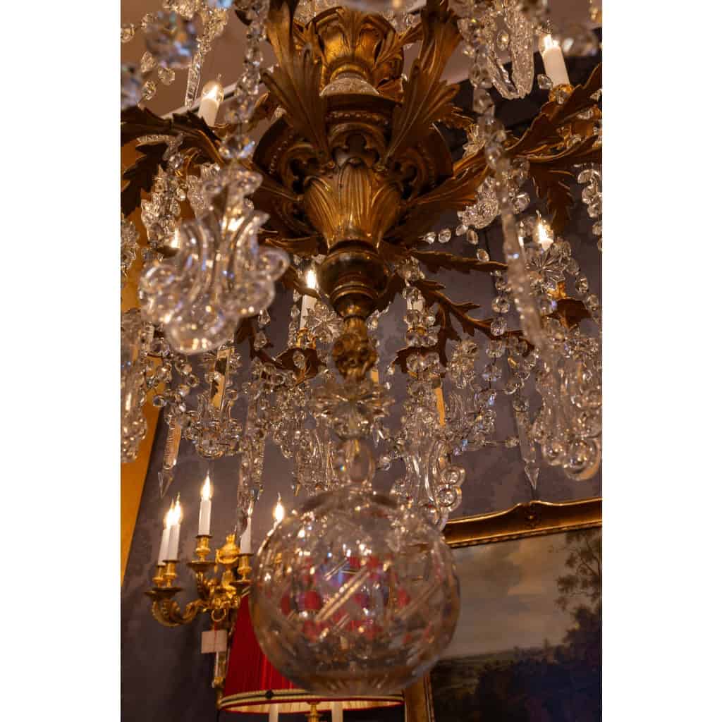 Lustre à dix-huit lumières en bronze ciselé et doré et décor de cristal Baccarat vers 1850-1860 Lustre à dix-huit lumières en bronze ciselé et doré et décor de cristal Baccarat vers 1850-1860