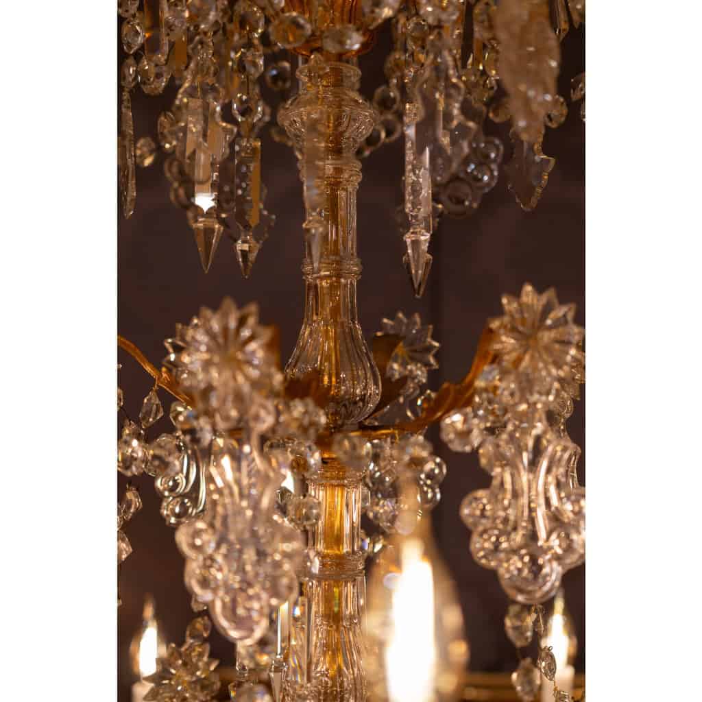 Lustre à dix-huit lumières en bronze ciselé et doré et décor de cristal Baccarat vers 1850-1860 Lustre à dix-huit lumières en bronze ciselé et doré et décor de cristal Baccarat vers 1850-1860