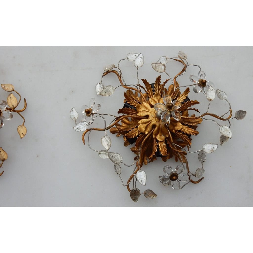 1970′ Paire ou Similaires de 2 Plafonniers ou Appliques à Décor de Fleurs et Feuilles en Métal Style Maison Baguès Feuilles en Verre 1970′ Paire ou Similaires de 2 Plafonniers ou Appliques à Décor de Fleurs et Feuilles en Métal Style Maison Baguès Feuilles en Verre