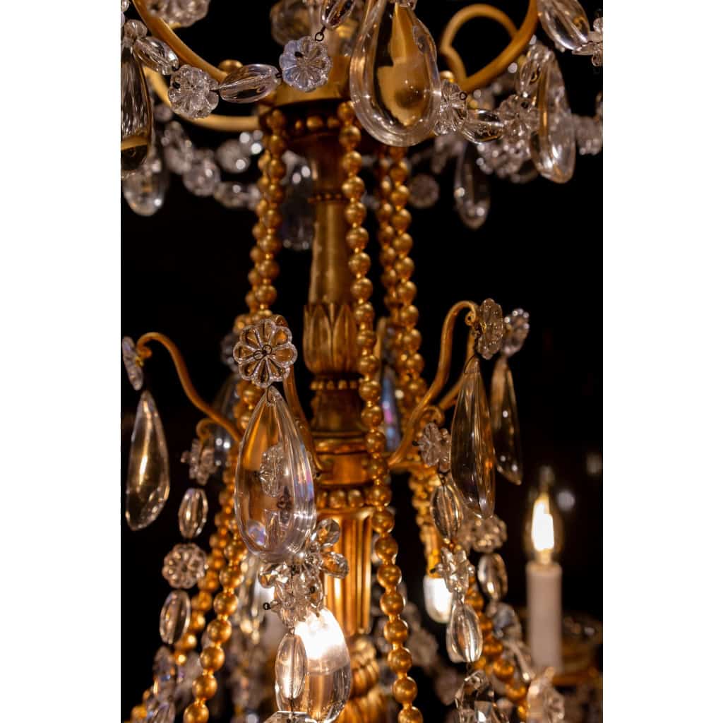 Lustre en bois et bronze doré de style Louis XVI à décor de cristal taillé vers 1880 Lustre en bois et bronze doré de style Louis XVI à décor de cristal taillé vers 1880