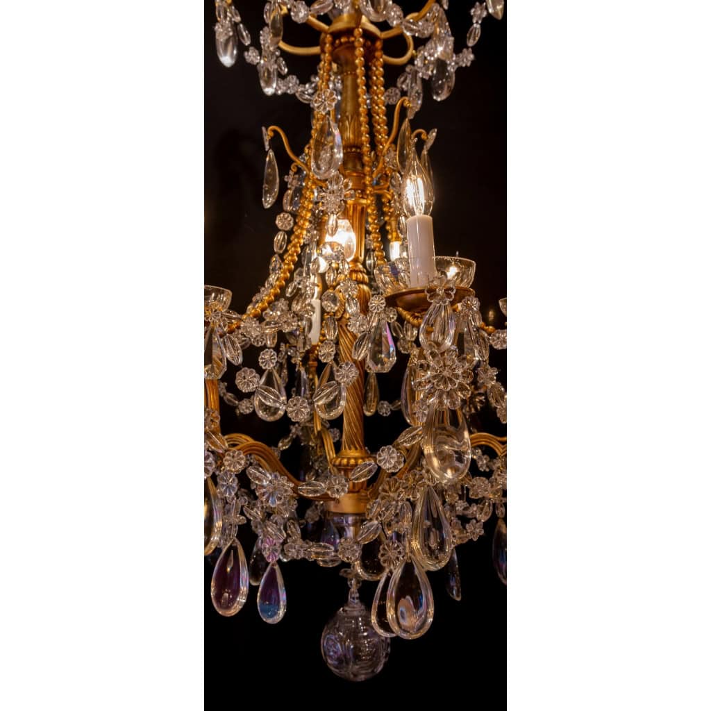 Lustre en bois et bronze doré de style Louis XVI à décor de cristal taillé vers 1880 Lustre en bois et bronze doré de style Louis XVI à décor de cristal taillé vers 1880