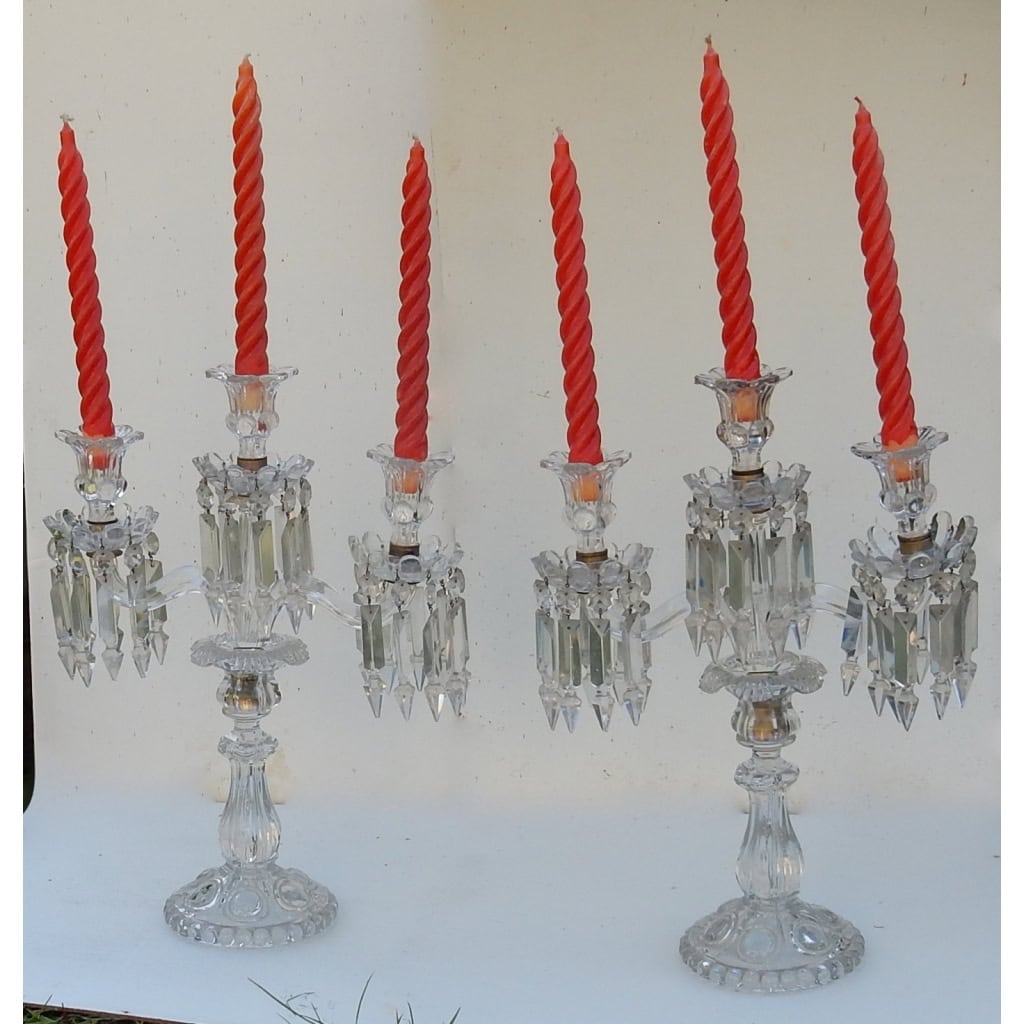 1950′ Paire de Chandeliers Avec 2 Branches Socles Perlés Et Signés En Relief BACCARAT 1950′ Paire de Chandeliers Avec 2 Branches Socles Perlés Et Signés En Relief BACCARAT