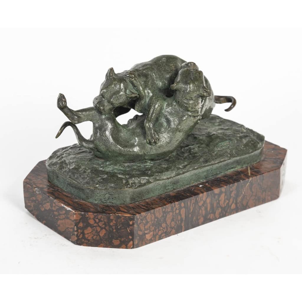 Sculpture en bronze de deux chiens jouant sur socle en marbre, XIXème siècle, époque Napoléon III. |||||||