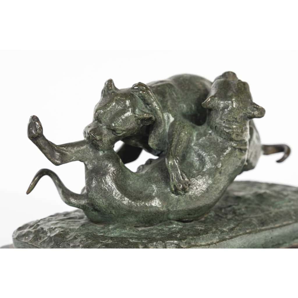 Sculpture en bronze de deux chiens jouant sur socle en marbre, XIXème siècle, époque Napoléon III. Sculpture en bronze de deux chiens jouant sur socle en marbre, XIXème siècle, époque Napoléon III.