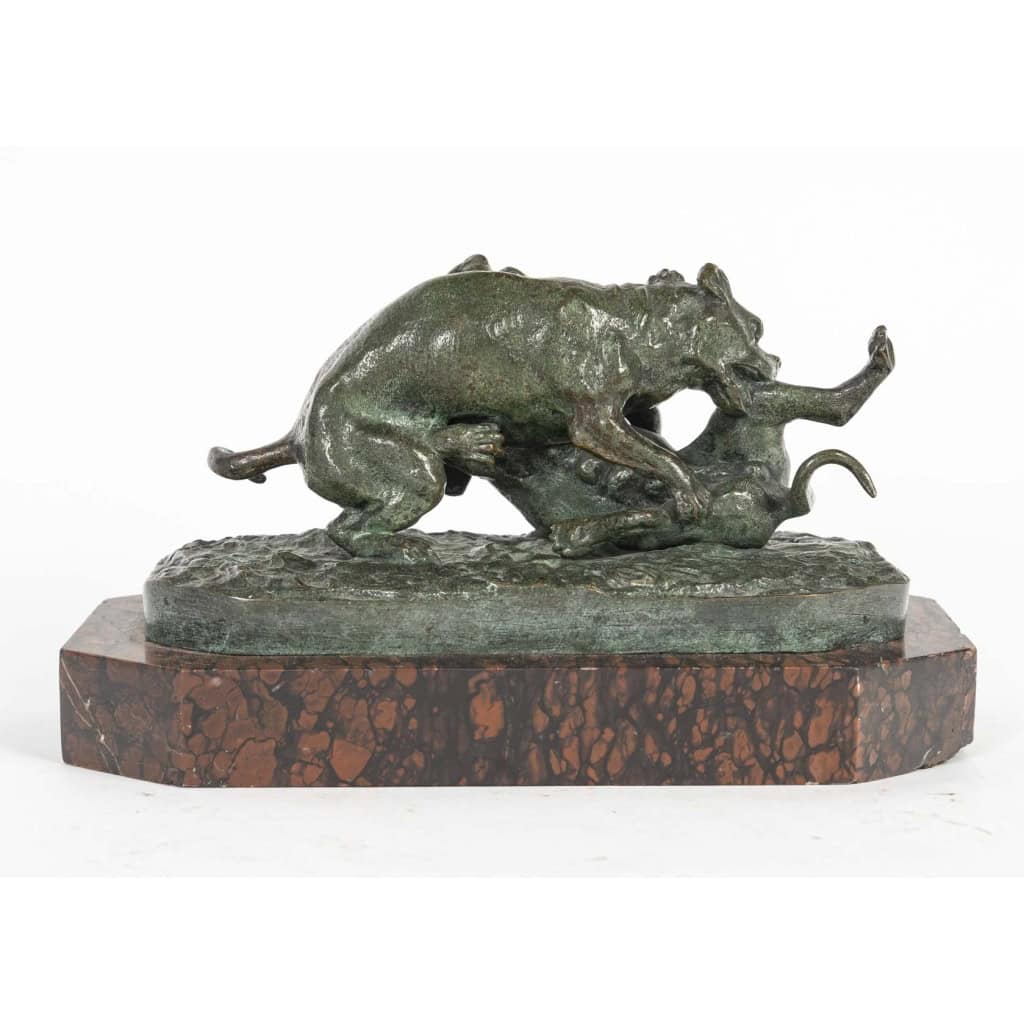 Sculpture en bronze de deux chiens jouant sur socle en marbre, XIXème siècle, époque Napoléon III. Sculpture en bronze de deux chiens jouant sur socle en marbre, XIXème siècle, époque Napoléon III.