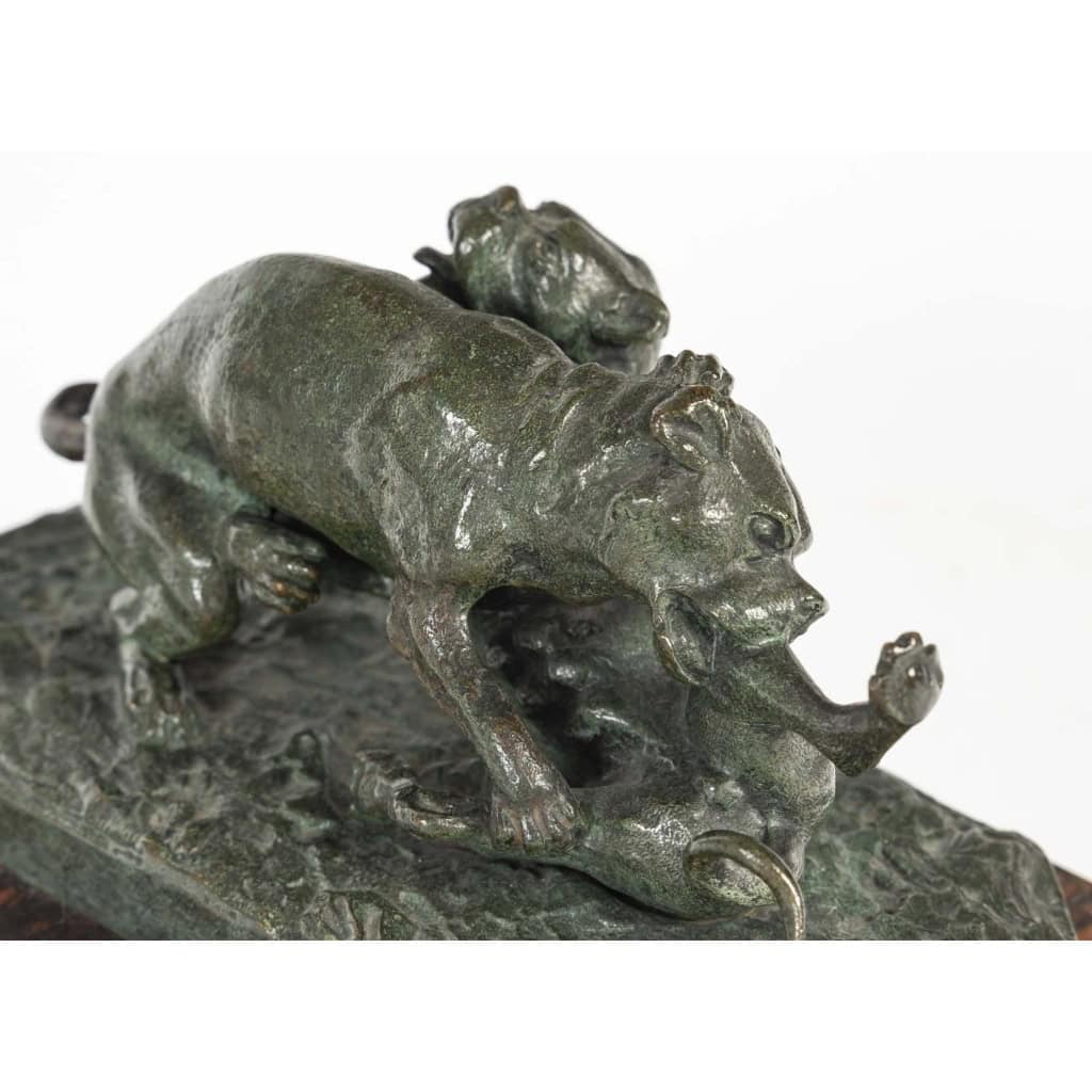 Sculpture en bronze de deux chiens jouant sur socle en marbre, XIXème siècle, époque Napoléon III. Sculpture en bronze de deux chiens jouant sur socle en marbre, XIXème siècle, époque Napoléon III.