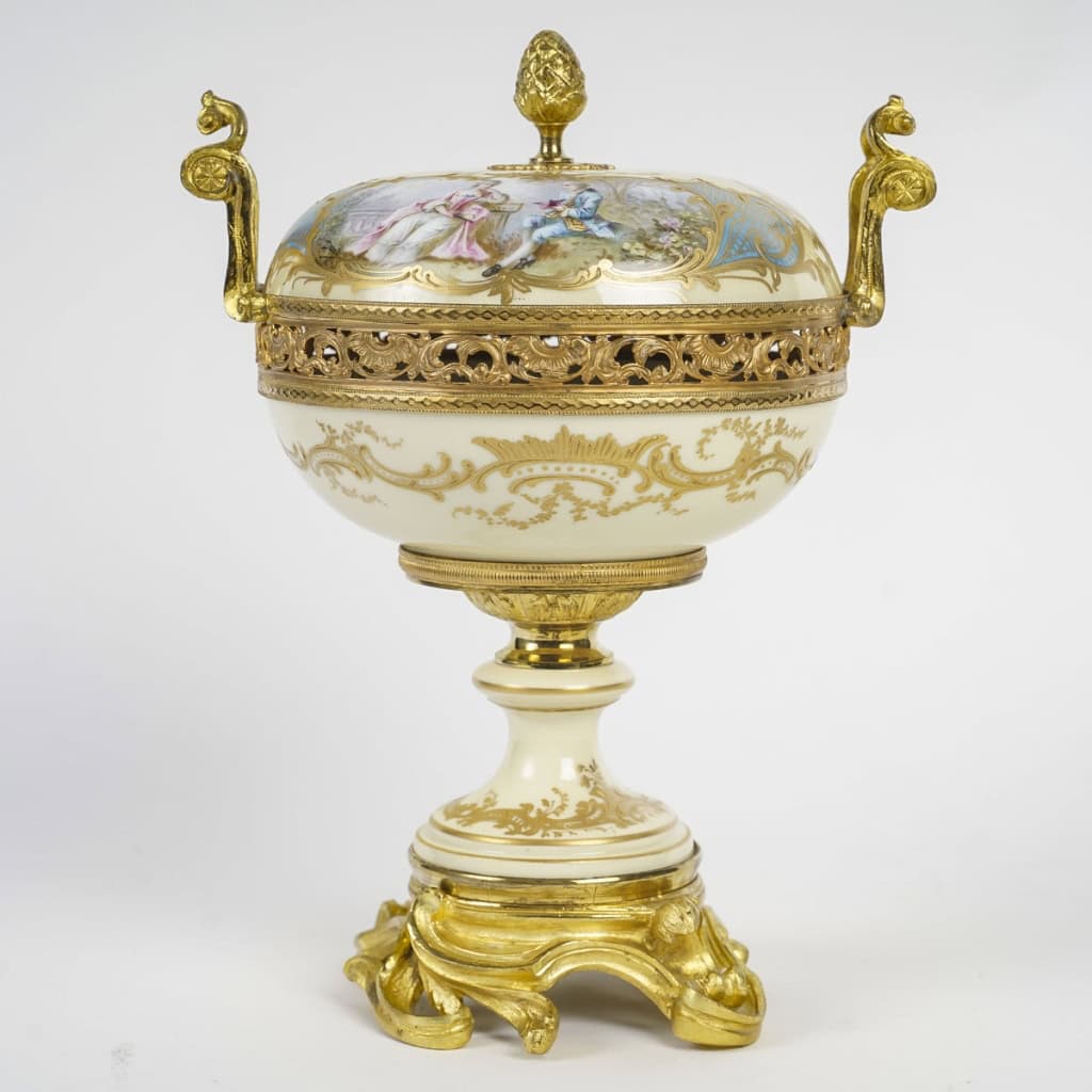 Une belle bonbonnière en porcelaine de Sèvres 1844 |||||||||||