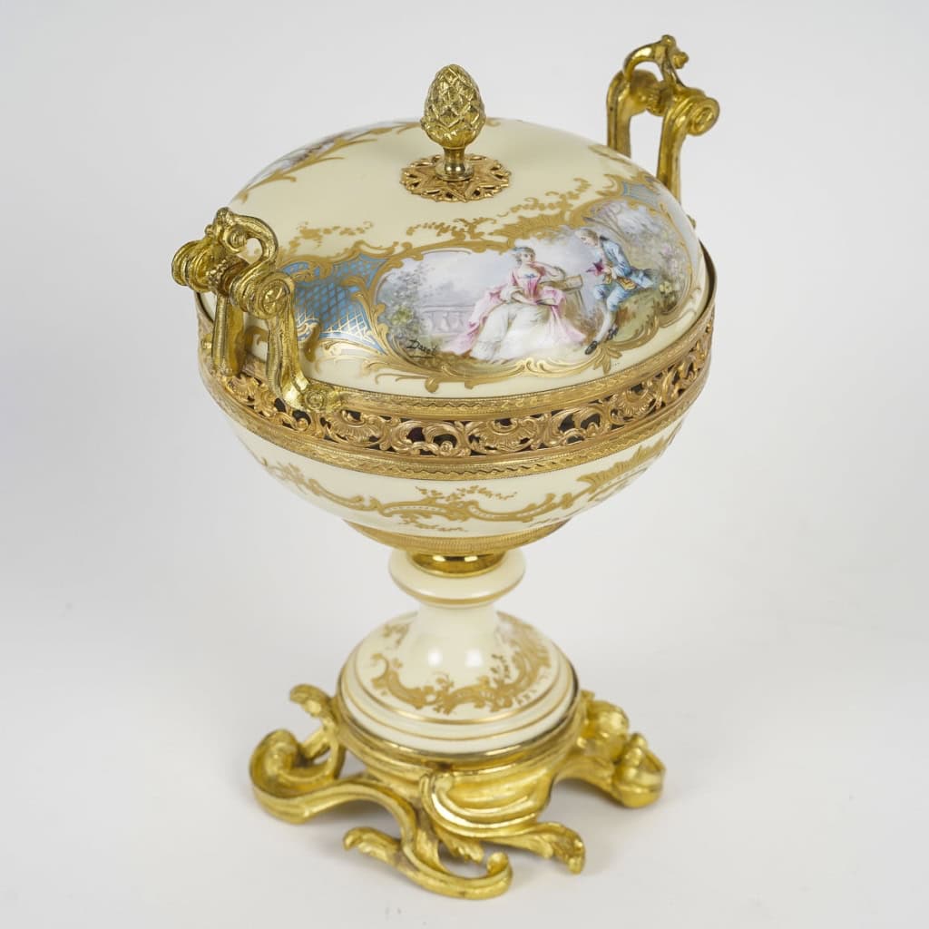 Une belle bonbonnière en porcelaine de Sèvres 1844 Une belle bonbonnière en porcelaine de Sèvres 1844