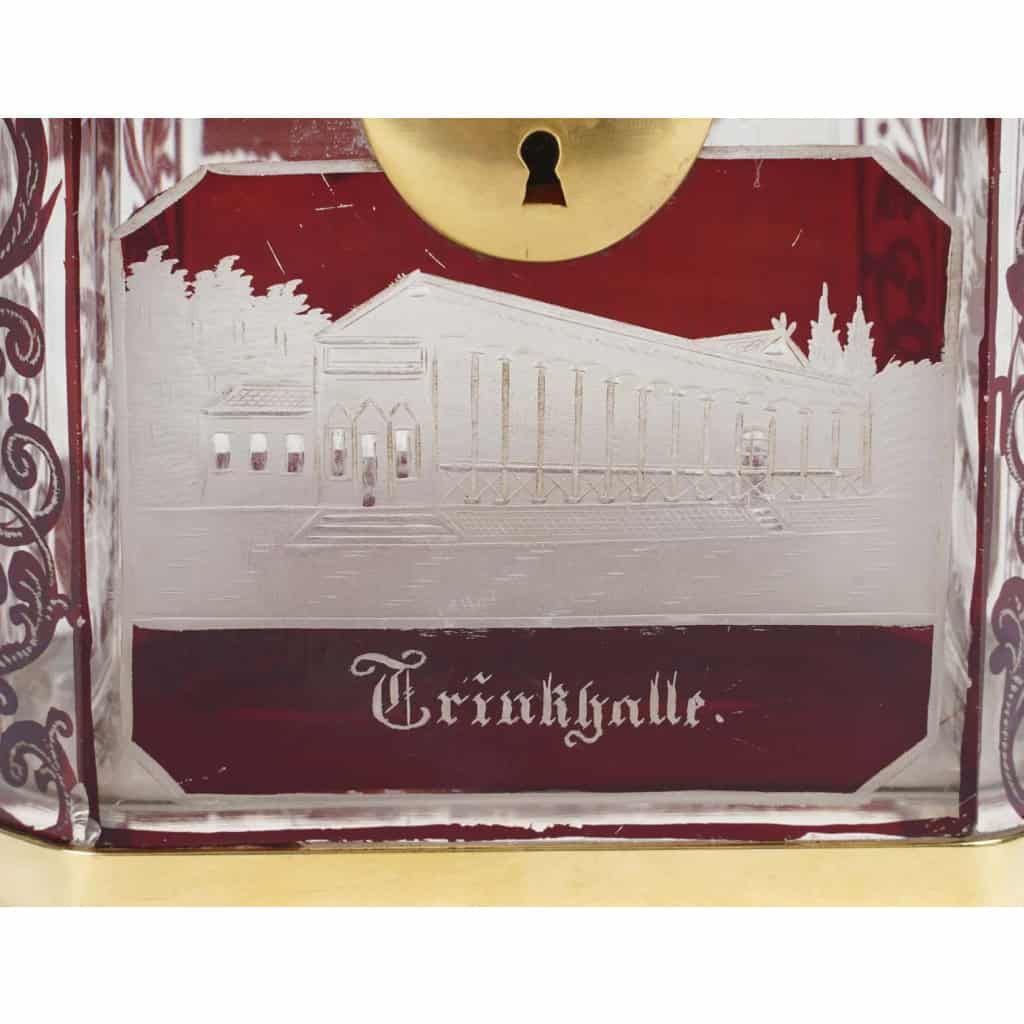 Coffret en cristal de Bohême, taillé à l'effigie de châteaux allemands connus, serti en bronze à patine dorée, seconde moitié du XIXe siècle Coffret en cristal de Bohême, taillé à l'effigie de châteaux allemands connus, serti en bronze à patine dorée, seconde moitié du XIXe siècle