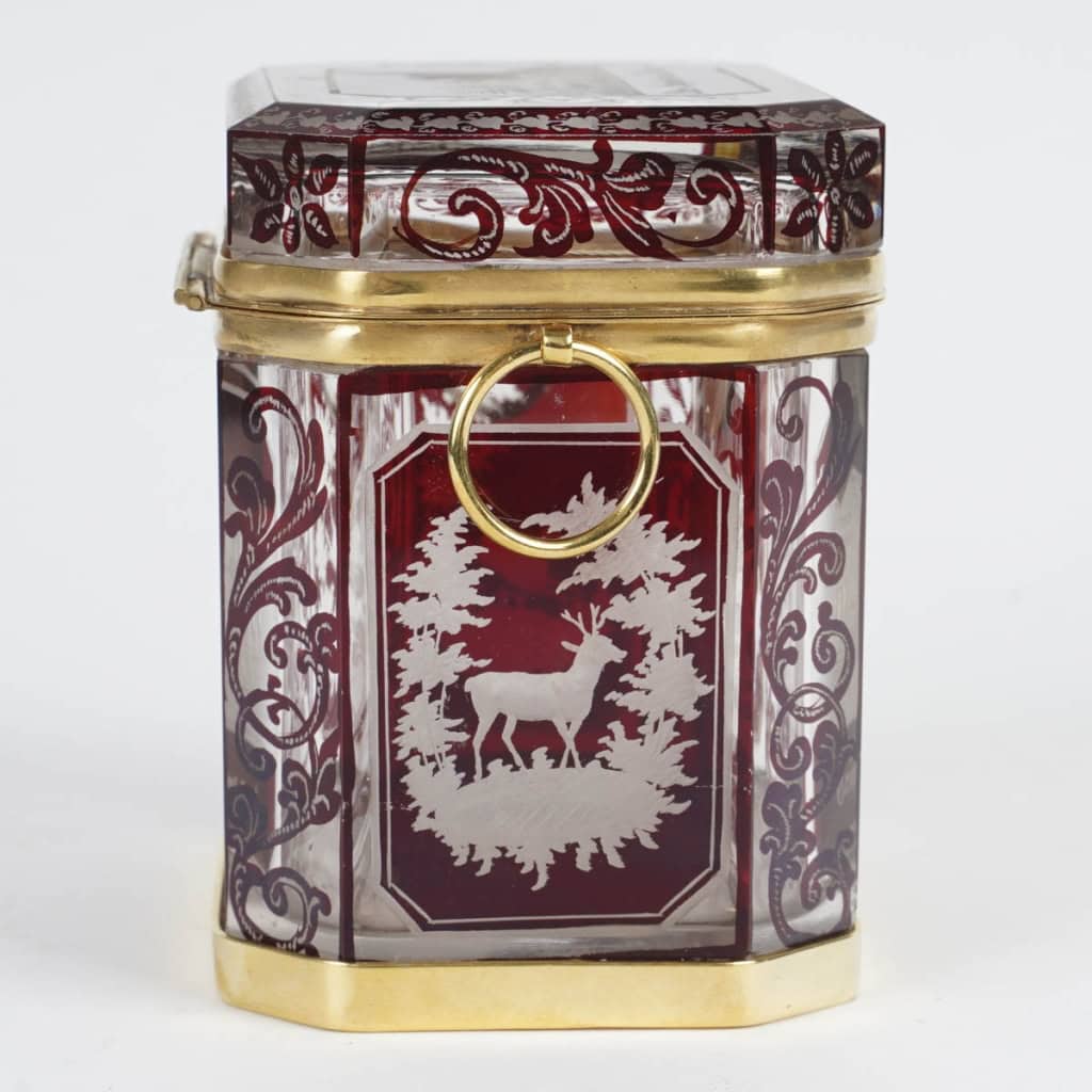 Coffret en cristal de Bohême, taillé à l'effigie de châteaux allemands connus, serti en bronze à patine dorée, seconde moitié du XIXe siècle Coffret en cristal de Bohême, taillé à l'effigie de châteaux allemands connus, serti en bronze à patine dorée, seconde moitié du XIXe siècle