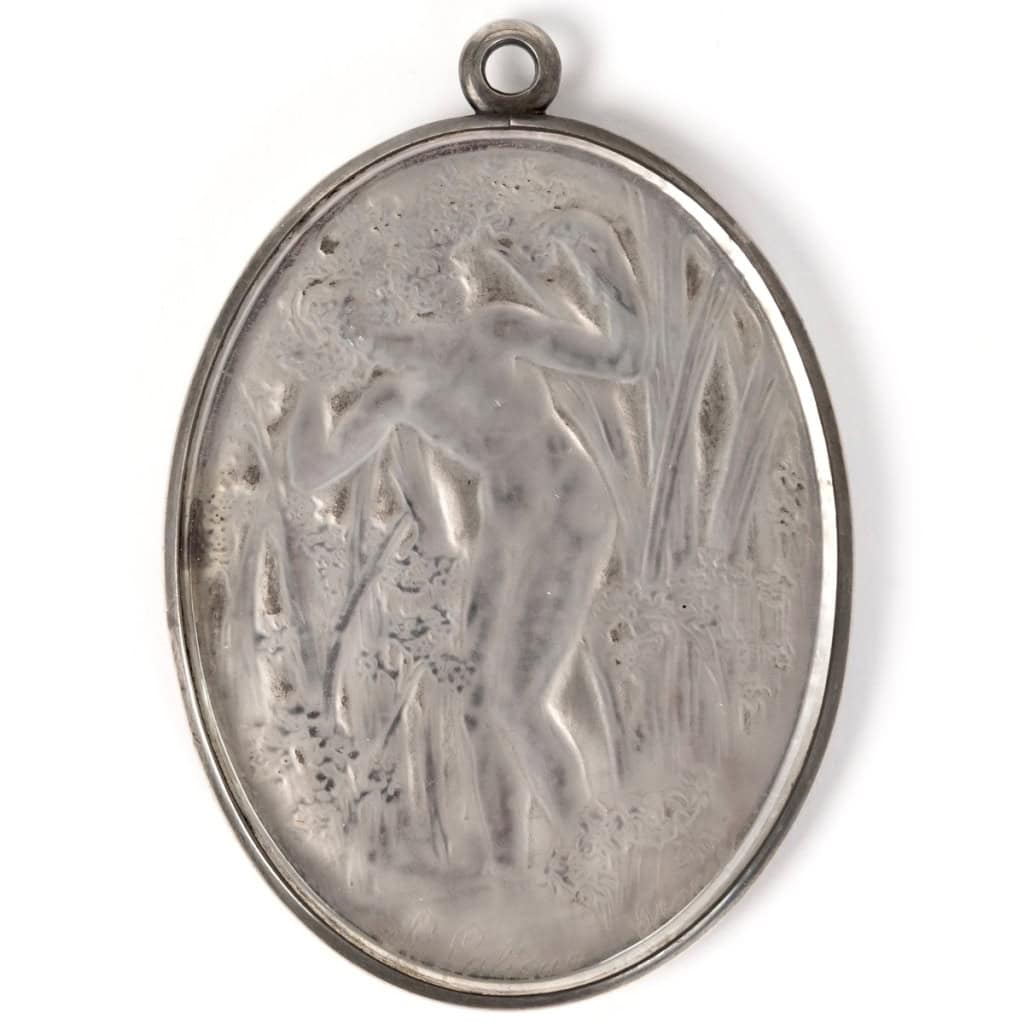 Miroir-Pendentif "Narcisse Debout" verre blanc patiné gris sur clinquant argent de René LALIQUE |||||||