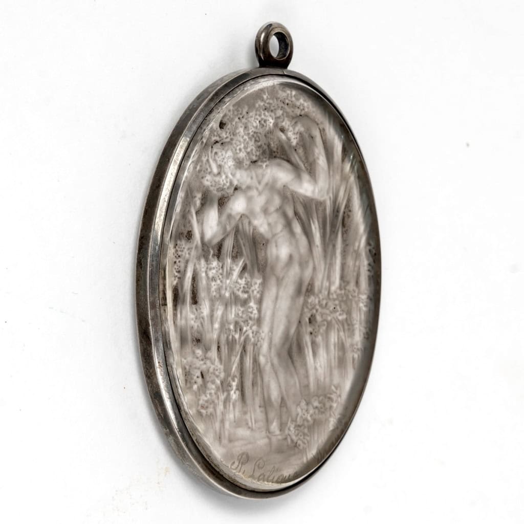 Miroir-Pendentif "Narcisse Debout" verre blanc patiné gris sur clinquant argent de René LALIQUE Miroir-Pendentif "Narcisse Debout" verre blanc patiné gris sur clinquant argent de René LALIQUE