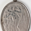 Miroir-Pendentif "Narcisse Debout" verre blanc patiné gris sur clinquant argent de René LALIQUE Miroir-Pendentif "Narcisse Debout" verre blanc patiné gris sur clinquant argent de René LALIQUE