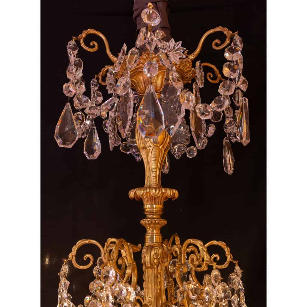 Lustre à vingt-quatre bras de lumières en bronze ciselé et doré et décor de cristal Baccarat vers 1880 Lustre à vingt-quatre bras de lumières en bronze ciselé et doré et décor de cristal Baccarat vers 1880