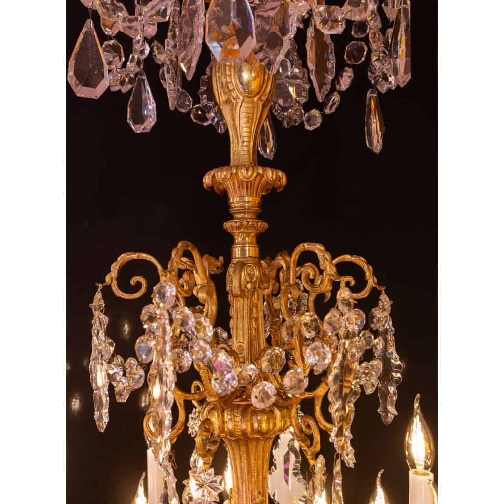 Lustre à vingt-quatre bras de lumières en bronze ciselé et doré et décor de cristal Baccarat vers 1880 Lustre à vingt-quatre bras de lumières en bronze ciselé et doré et décor de cristal Baccarat vers 1880