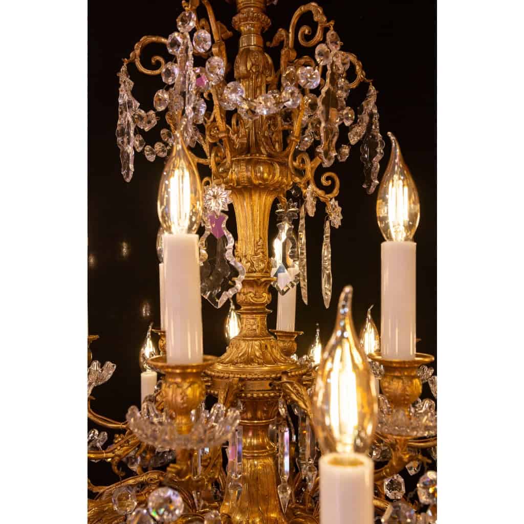 Lustre à vingt-quatre bras de lumières en bronze ciselé et doré et décor de cristal Baccarat vers 1880 Lustre à vingt-quatre bras de lumières en bronze ciselé et doré et décor de cristal Baccarat vers 1880