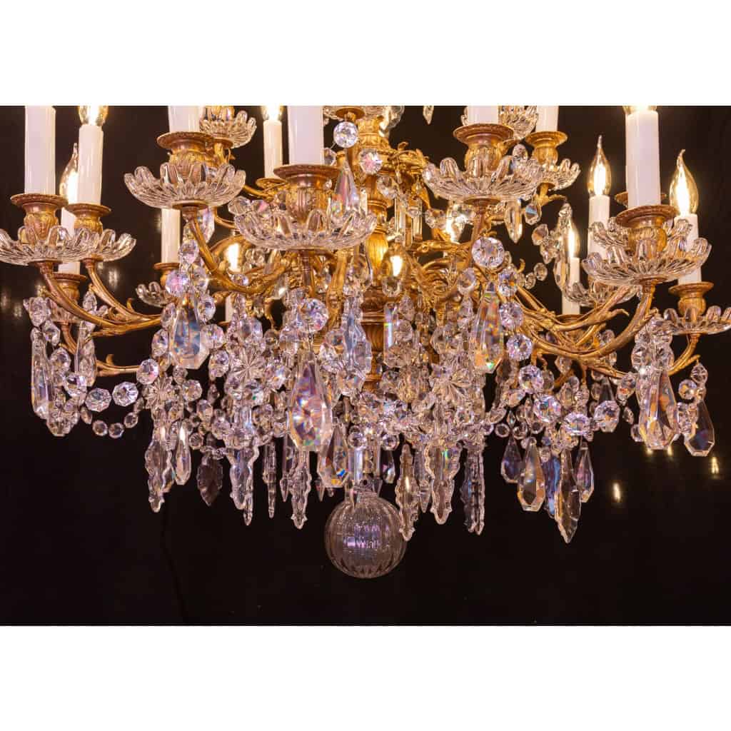 Lustre à vingt-quatre bras de lumières en bronze ciselé et doré et décor de cristal Baccarat vers 1880 Lustre à vingt-quatre bras de lumières en bronze ciselé et doré et décor de cristal Baccarat vers 1880