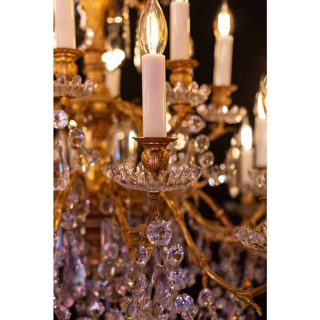 Lustre à vingt-quatre bras de lumières en bronze ciselé et doré et décor de cristal Baccarat vers 1880 Lustre à vingt-quatre bras de lumières en bronze ciselé et doré et décor de cristal Baccarat vers 1880