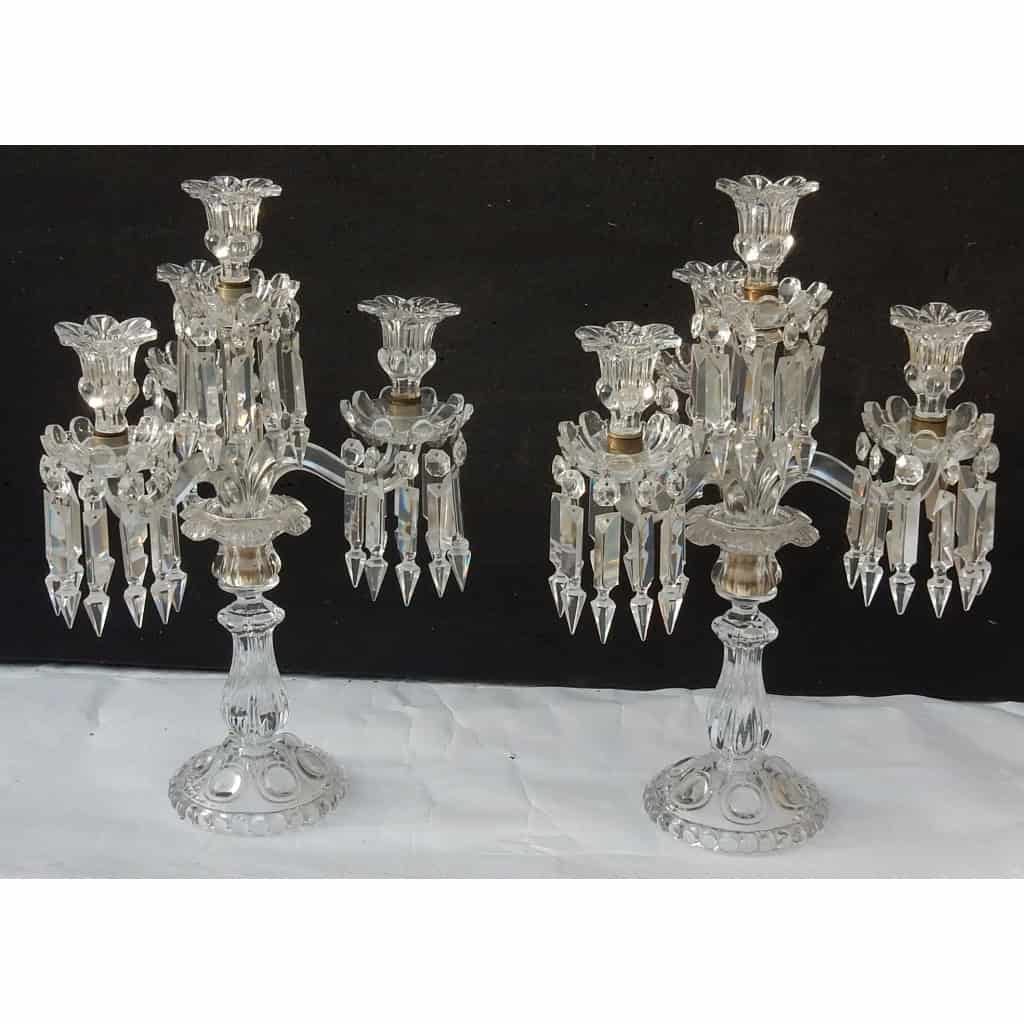 1950′ Paire de Chandeliers 3 Branches Socles Perlés Et Signés En Relief BACCARAT 1950′ Paire de Chandeliers 3 Branches Socles Perlés Et Signés En Relief BACCARAT