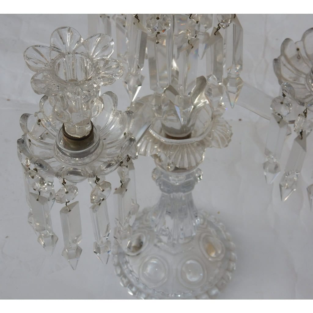 1950′ Paire de Chandeliers 3 Branches Socles Perlés Et Signés En Relief BACCARAT 1950′ Paire de Chandeliers 3 Branches Socles Perlés Et Signés En Relief BACCARAT