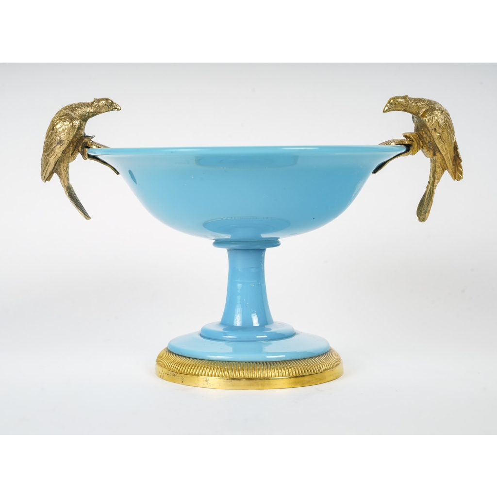 Pair de vase en Opaline turquoise monture en bronze doré avec un coupe au milieu d’époque Charles X Pair de vase en Opaline turquoise monture en bronze doré avec un coupe au milieu d’époque Charles X