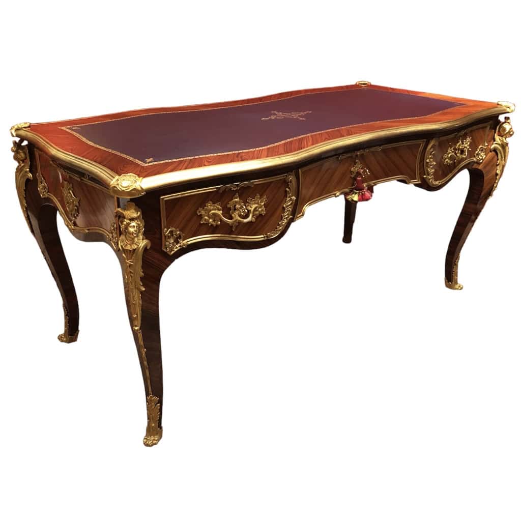 Bureau Plat signé Dissidi de Style Louis XV En Placage De Bois De Rose Et Bois De Violette ouvrant par trois tiroirs Bureau Plat signé Dissidi de Style Louis XV En Placage De Bois De Rose Et Bois De Violette ouvrant par trois tiroirs