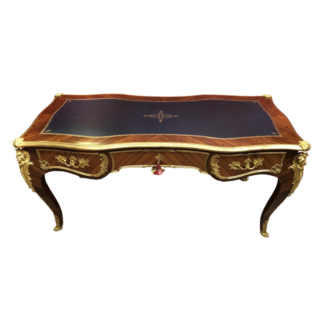 Bureau Plat signé Dissidi de Style Louis XV En Placage De Bois De Rose Et Bois De Violette ouvrant par trois tiroirs Bureau Plat signé Dissidi de Style Louis XV En Placage De Bois De Rose Et Bois De Violette ouvrant par trois tiroirs