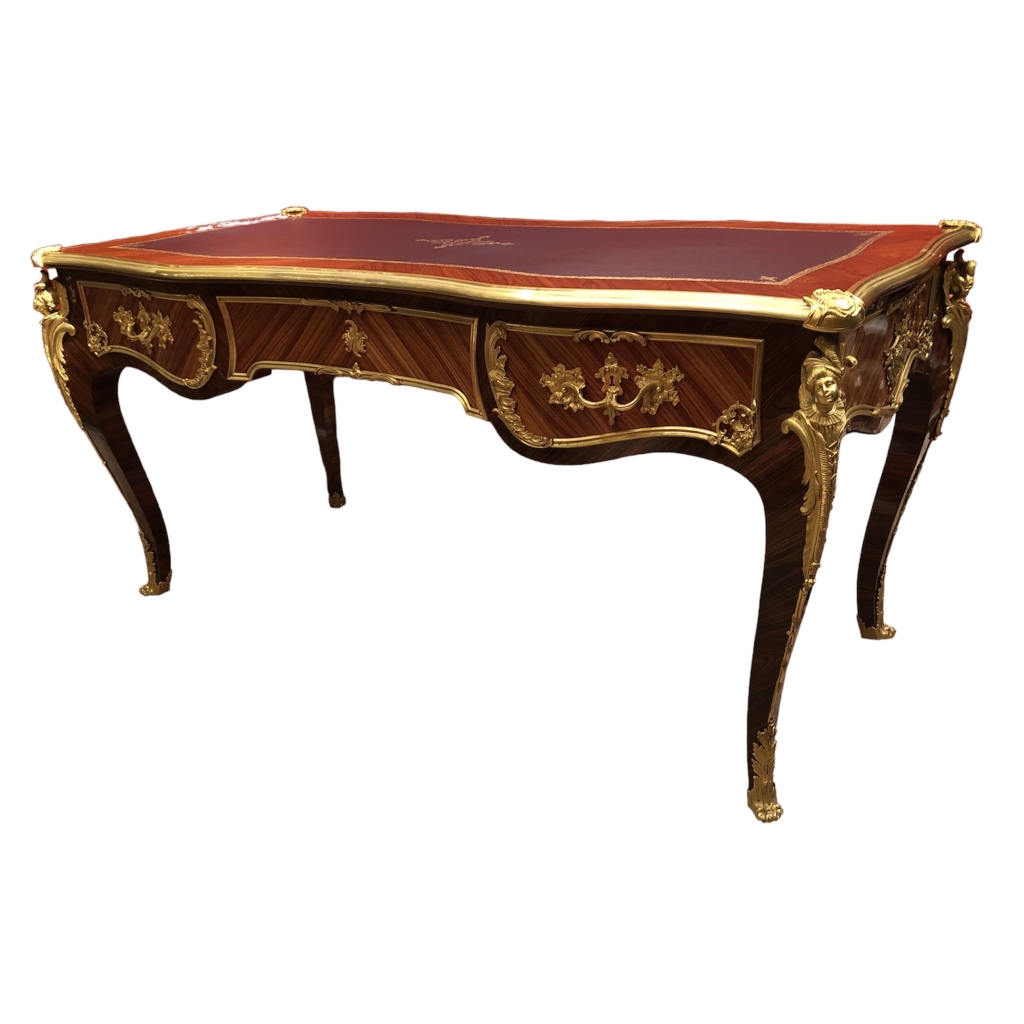 Bureau Plat signé Dissidi de Style Louis XV En Placage De Bois De Rose Et Bois De Violette ouvrant par trois tiroirs Bureau Plat signé Dissidi de Style Louis XV En Placage De Bois De Rose Et Bois De Violette ouvrant par trois tiroirs