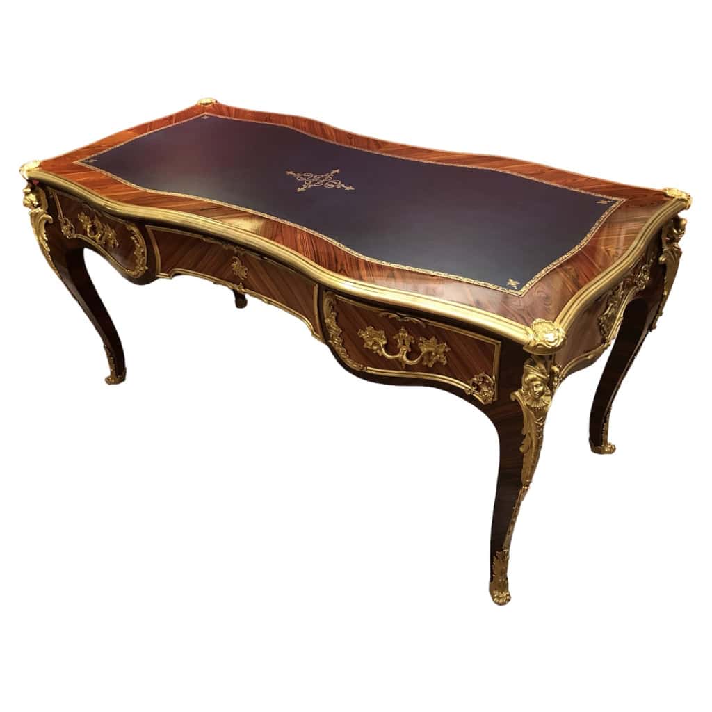 Bureau Plat signé Dissidi de Style Louis XV En Placage De Bois De Rose Et Bois De Violette ouvrant par trois tiroirs Bureau Plat signé Dissidi de Style Louis XV En Placage De Bois De Rose Et Bois De Violette ouvrant par trois tiroirs