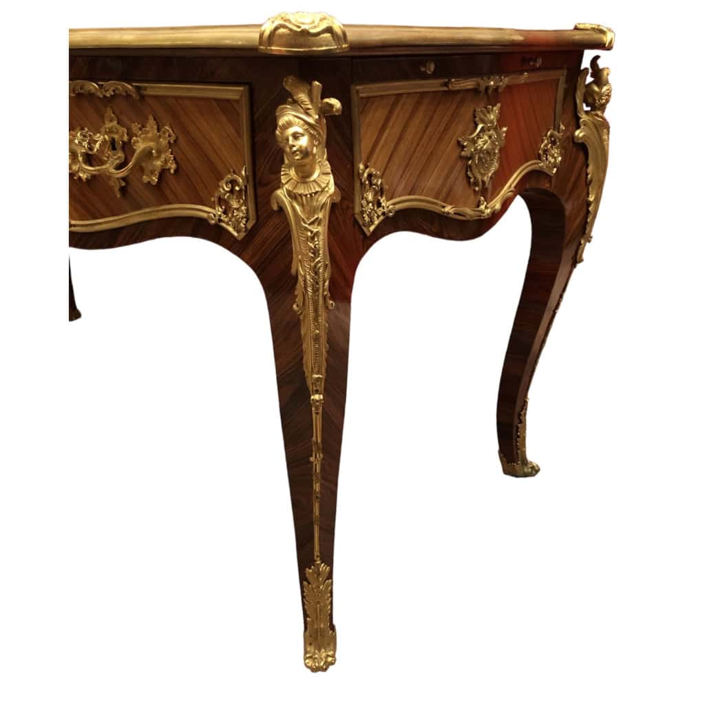 Bureau Plat signé Dissidi de Style Louis XV En Placage De Bois De Rose Et Bois De Violette ouvrant par trois tiroirs Bureau Plat signé Dissidi de Style Louis XV En Placage De Bois De Rose Et Bois De Violette ouvrant par trois tiroirs