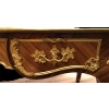 Bureau Plat signé Dissidi de Style Louis XV En Placage De Bois De Rose Et Bois De Violette ouvrant par trois tiroirs Bureau Plat signé Dissidi de Style Louis XV En Placage De Bois De Rose Et Bois De Violette ouvrant par trois tiroirs