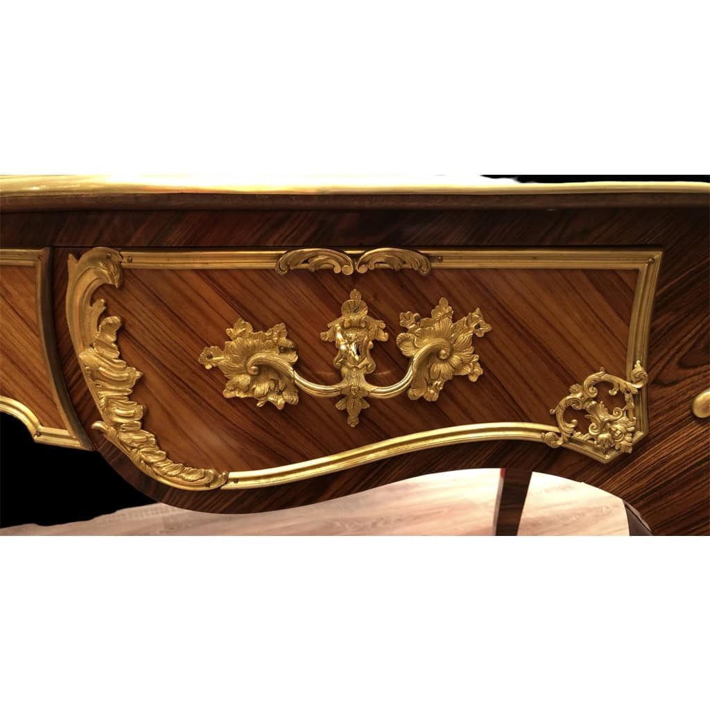 Bureau Plat signé Dissidi de Style Louis XV En Placage De Bois De Rose Et Bois De Violette ouvrant par trois tiroirs Bureau Plat signé Dissidi de Style Louis XV En Placage De Bois De Rose Et Bois De Violette ouvrant par trois tiroirs