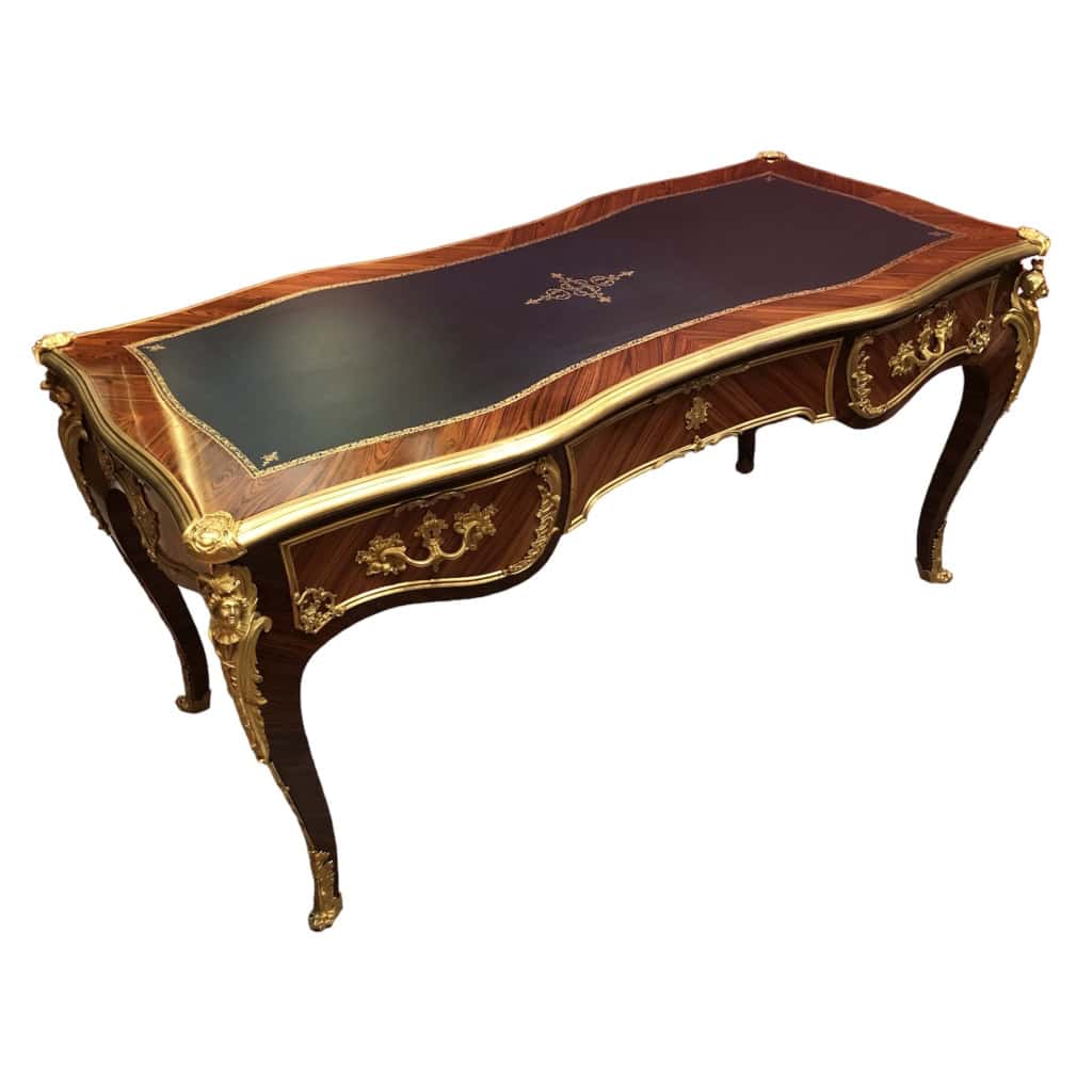 Bureau Plat signé Dissidi de Style Louis XV En Placage De Bois De Rose Et Bois De Violette ouvrant par trois tiroirs Bureau Plat signé Dissidi de Style Louis XV En Placage De Bois De Rose Et Bois De Violette ouvrant par trois tiroirs