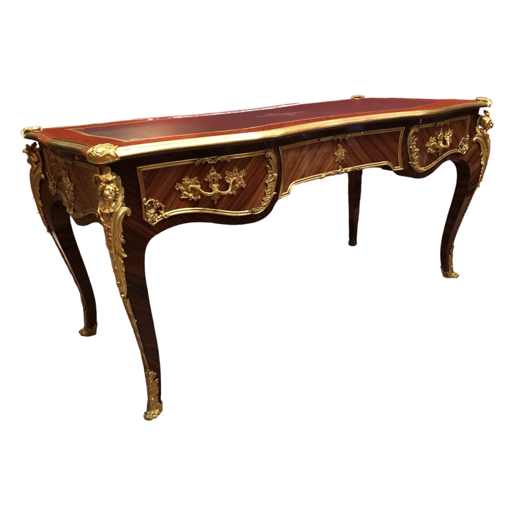 Bureau Plat signé Dissidi de Style Louis XV En Placage De Bois De Rose Et Bois De Violette ouvrant par trois tiroirs Bureau Plat signé Dissidi de Style Louis XV En Placage De Bois De Rose Et Bois De Violette ouvrant par trois tiroirs