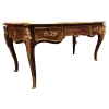 Bureau Plat signé Dissidi de Style Louis XV En Placage De Bois De Rose Et Bois De Violette ouvrant par trois tiroirs Bureau Plat signé Dissidi de Style Louis XV En Placage De Bois De Rose Et Bois De Violette ouvrant par trois tiroirs