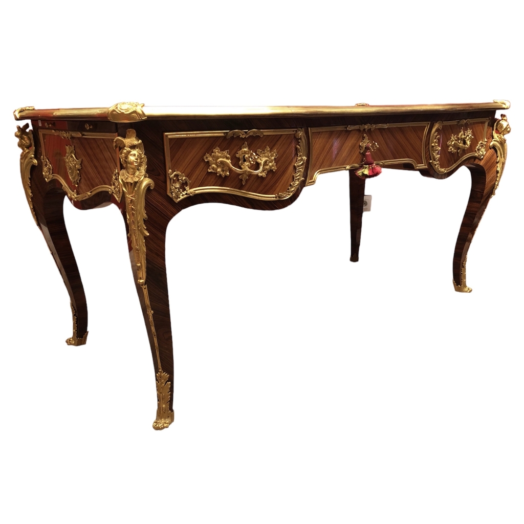 Bureau Plat signé Dissidi de Style Louis XV En Placage De Bois De Rose Et Bois De Violette ouvrant par trois tiroirs Bureau Plat signé Dissidi de Style Louis XV En Placage De Bois De Rose Et Bois De Violette ouvrant par trois tiroirs