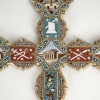 Crucifix "souvenir de Rome" avec vues des monuments de la ville, en micromosaïque, travail italien, fin du XIXe siècle. Crucifix "souvenir de Rome" avec vues des monuments de la ville, en micromosaïque, travail italien, fin du XIXe siècle.