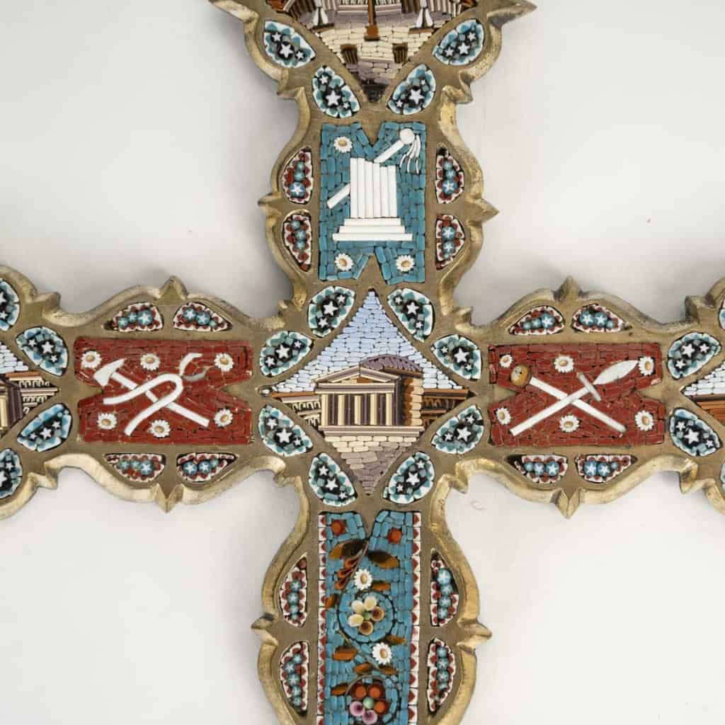 Crucifix "souvenir de Rome" avec vues des monuments de la ville, en micromosaïque, travail italien, fin du XIXe siècle. Crucifix "souvenir de Rome" avec vues des monuments de la ville, en micromosaïque, travail italien, fin du XIXe siècle.