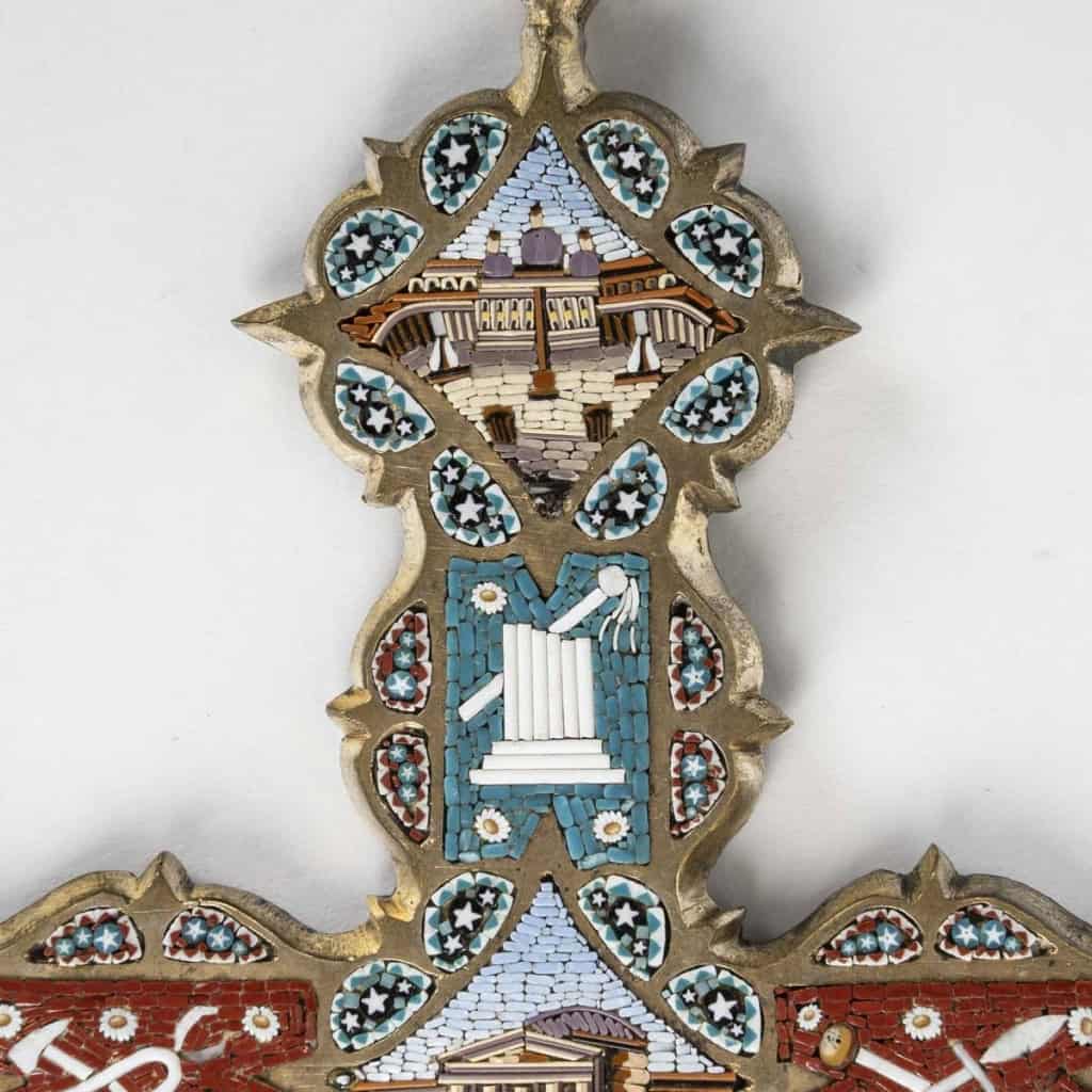 Crucifix "souvenir de Rome" avec vues des monuments de la ville, en micromosaïque, travail italien, fin du XIXe siècle. Crucifix "souvenir de Rome" avec vues des monuments de la ville, en micromosaïque, travail italien, fin du XIXe siècle.