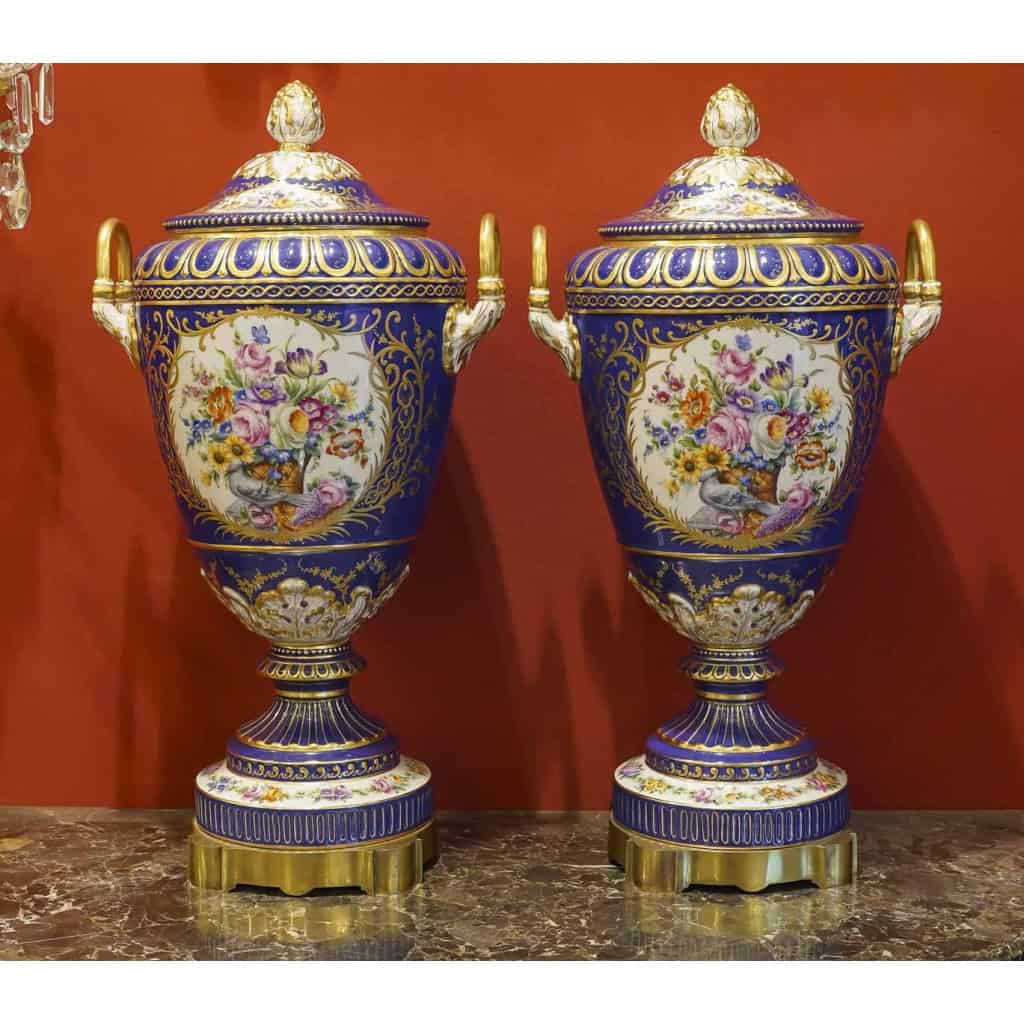 Le Tallec " Paire de très Grands Pots bleus de Sèvres couverts" Le Tallec " Paire de très Grands Pots bleus de Sèvres couverts"