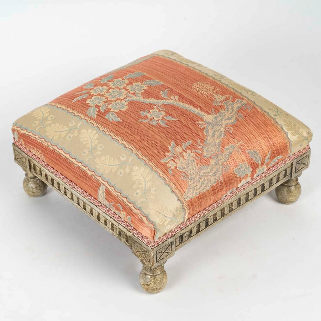 Tabouret repose-pieds carré en bois laqué de style Louis XVI vers 1900 Tabouret repose-pieds carré en bois laqué de style Louis XVI vers 1900