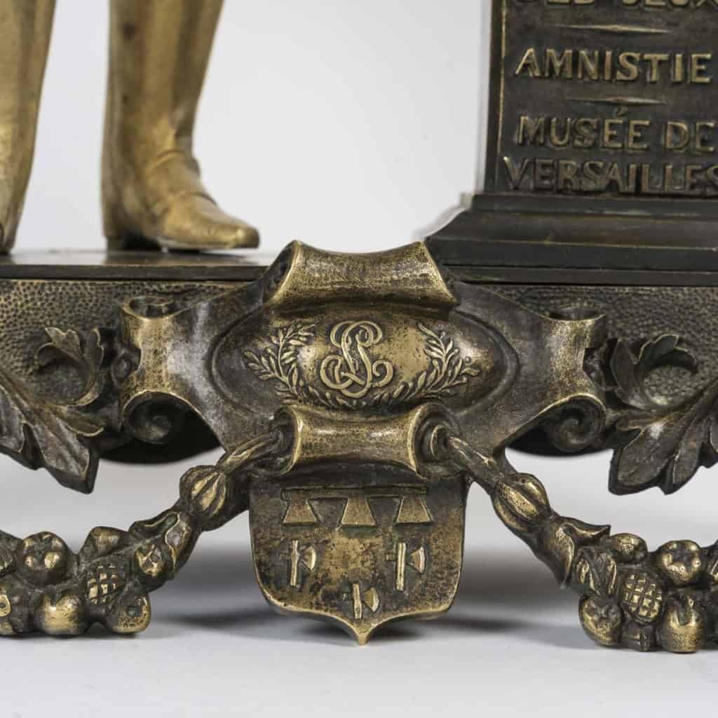 Sculpture en bronze à patine dorée et brune, représentant Louis Philippe en pied, sur un socle ornemental, travail français du XIXe siècle. Sculpture en bronze à patine dorée et brune, représentant Louis Philippe en pied, sur un socle ornemental, travail français du XIXe siècle.