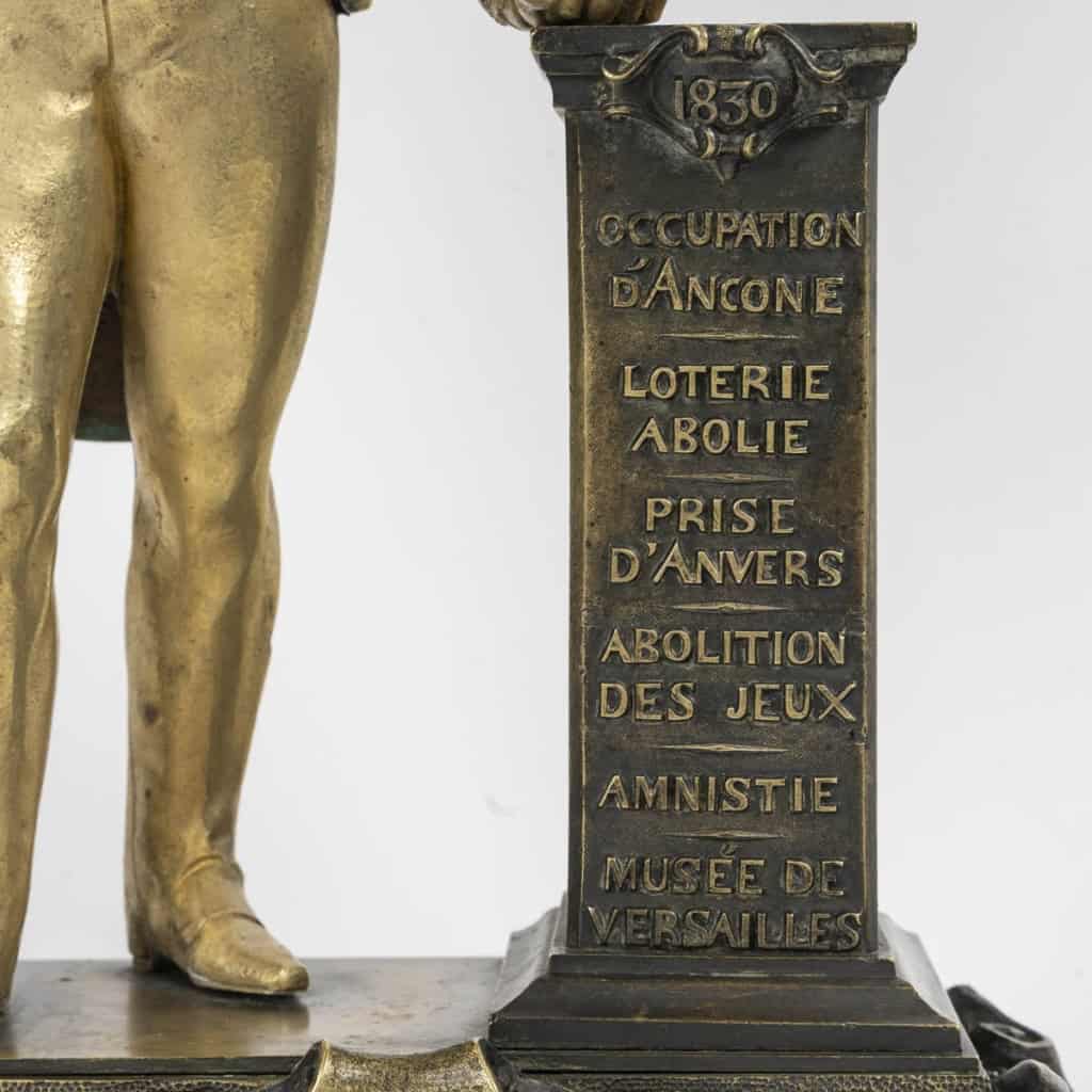 Sculpture en bronze à patine dorée et brune, représentant Louis Philippe en pied, sur un socle ornemental, travail français du XIXe siècle. Sculpture en bronze à patine dorée et brune, représentant Louis Philippe en pied, sur un socle ornemental, travail français du XIXe siècle.