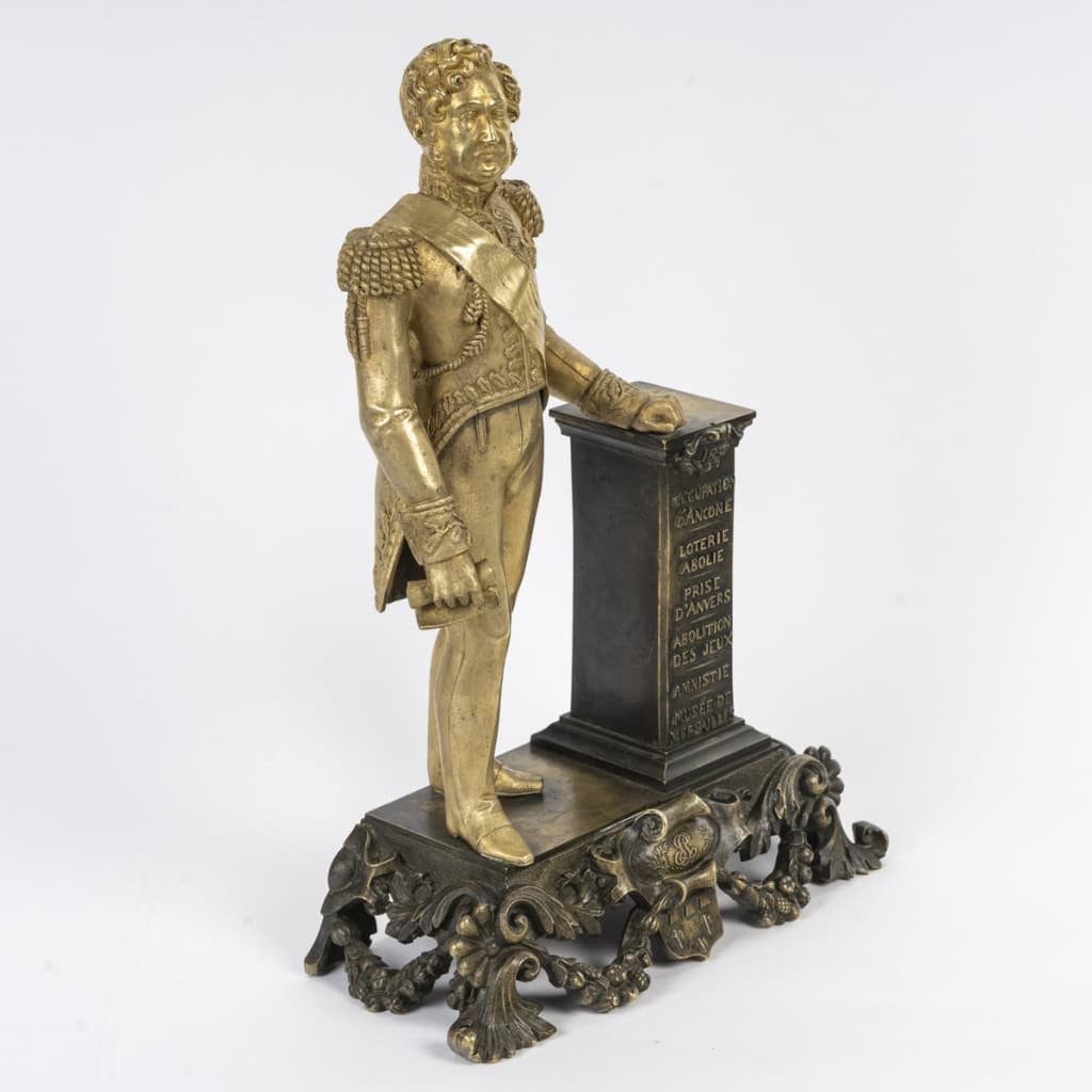 Sculpture en bronze à patine dorée et brune, représentant Louis Philippe en pied, sur un socle ornemental, travail français du XIXe siècle. Sculpture en bronze à patine dorée et brune, représentant Louis Philippe en pied, sur un socle ornemental, travail français du XIXe siècle.